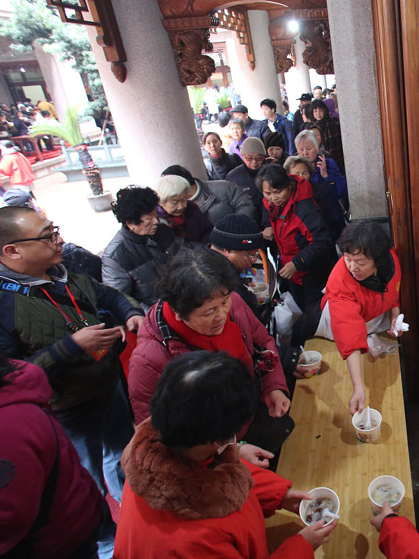 腊八节雍和宫前长队绵延,市民争相领取腊八粥