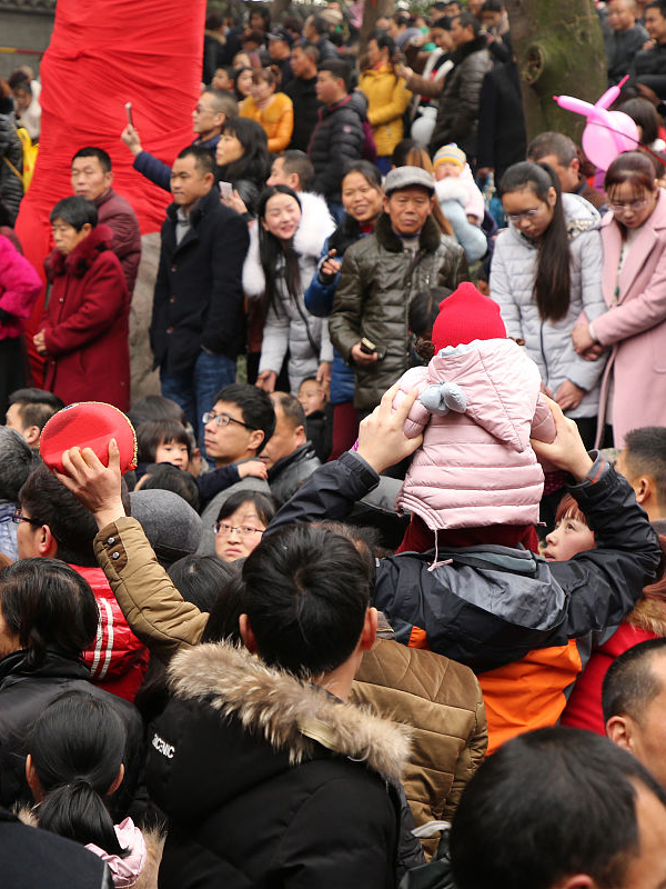 2025年腊八节雍和宫施粥,市民凌晨排队只为讨彩头