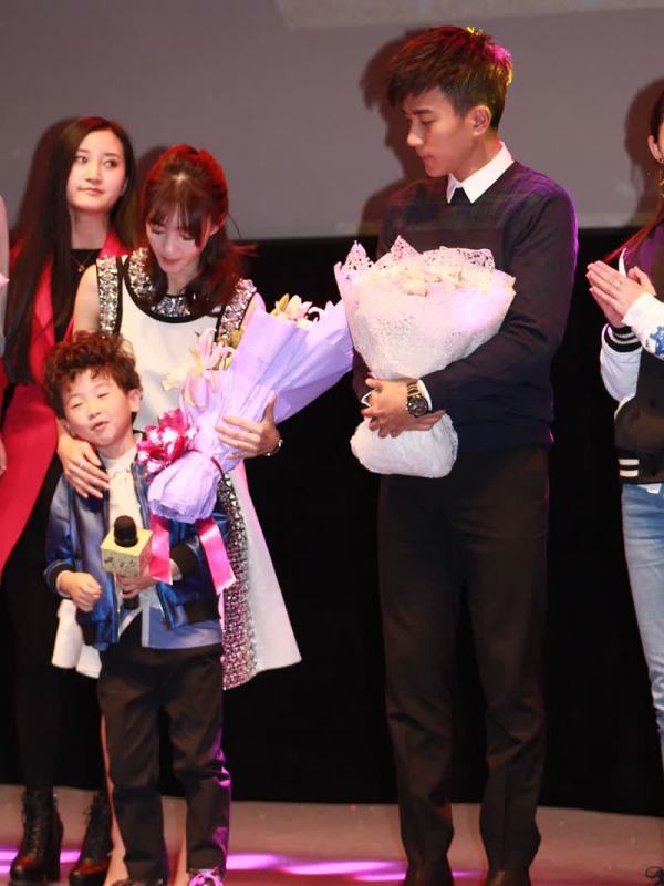 黄雅莉官宣怀孕后与王源首次公开互动