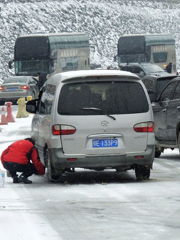 河南大广高速遭遇罕见雪天堵车网友呼吁平安回家