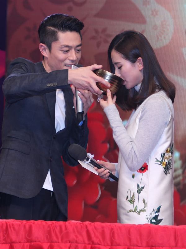 胡歌片场帮唐嫣擦泪,神仙友情惹人羡慕