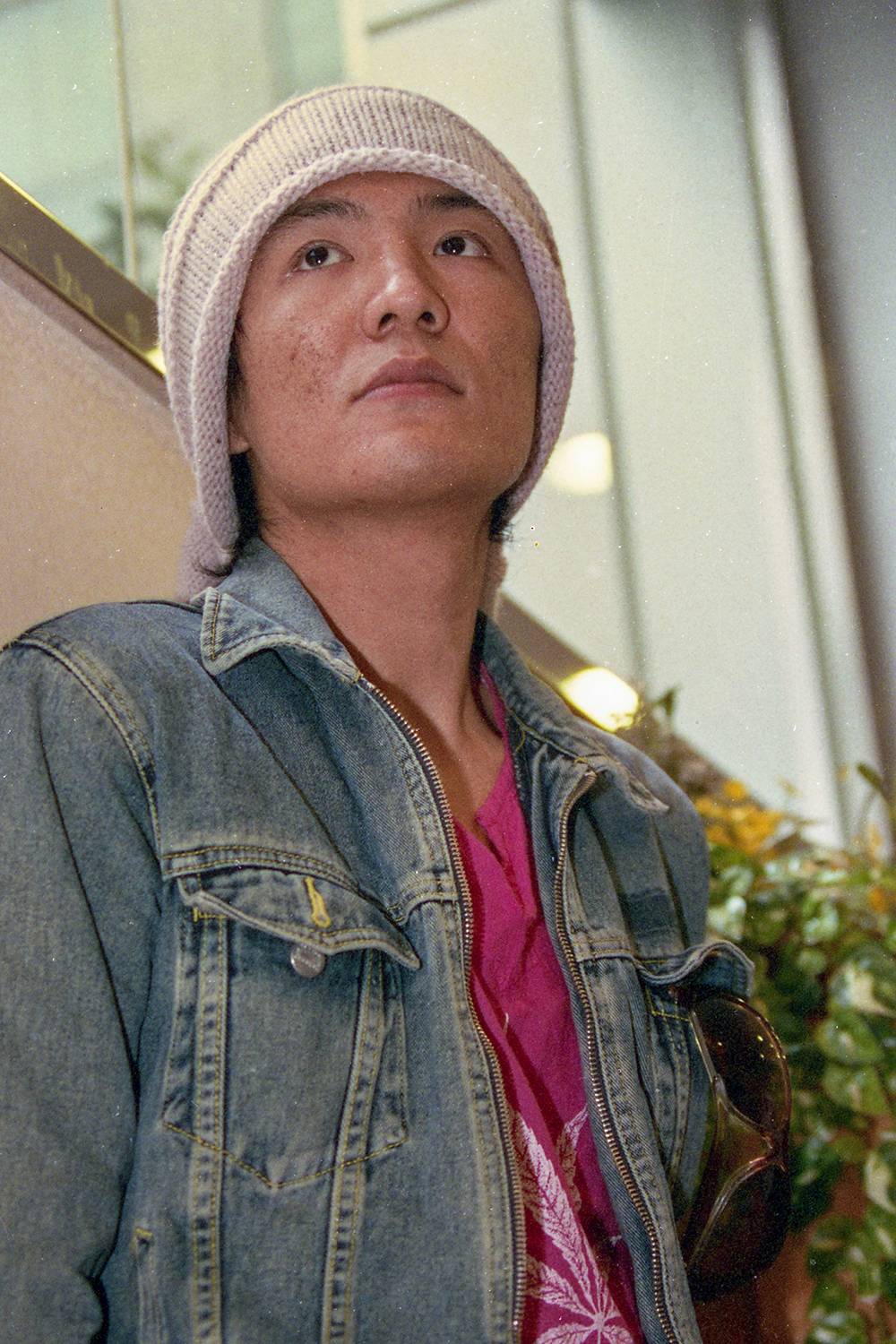 在这些照片中,朴树展现出了年轻时的风采,引起了人们的回忆和共鸣.