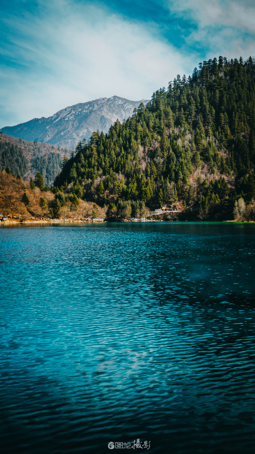 "九寨沟:瑶池之魅,水色斑斓的梦幻之旅" 九寨沟,一个让人心旷神怡的
