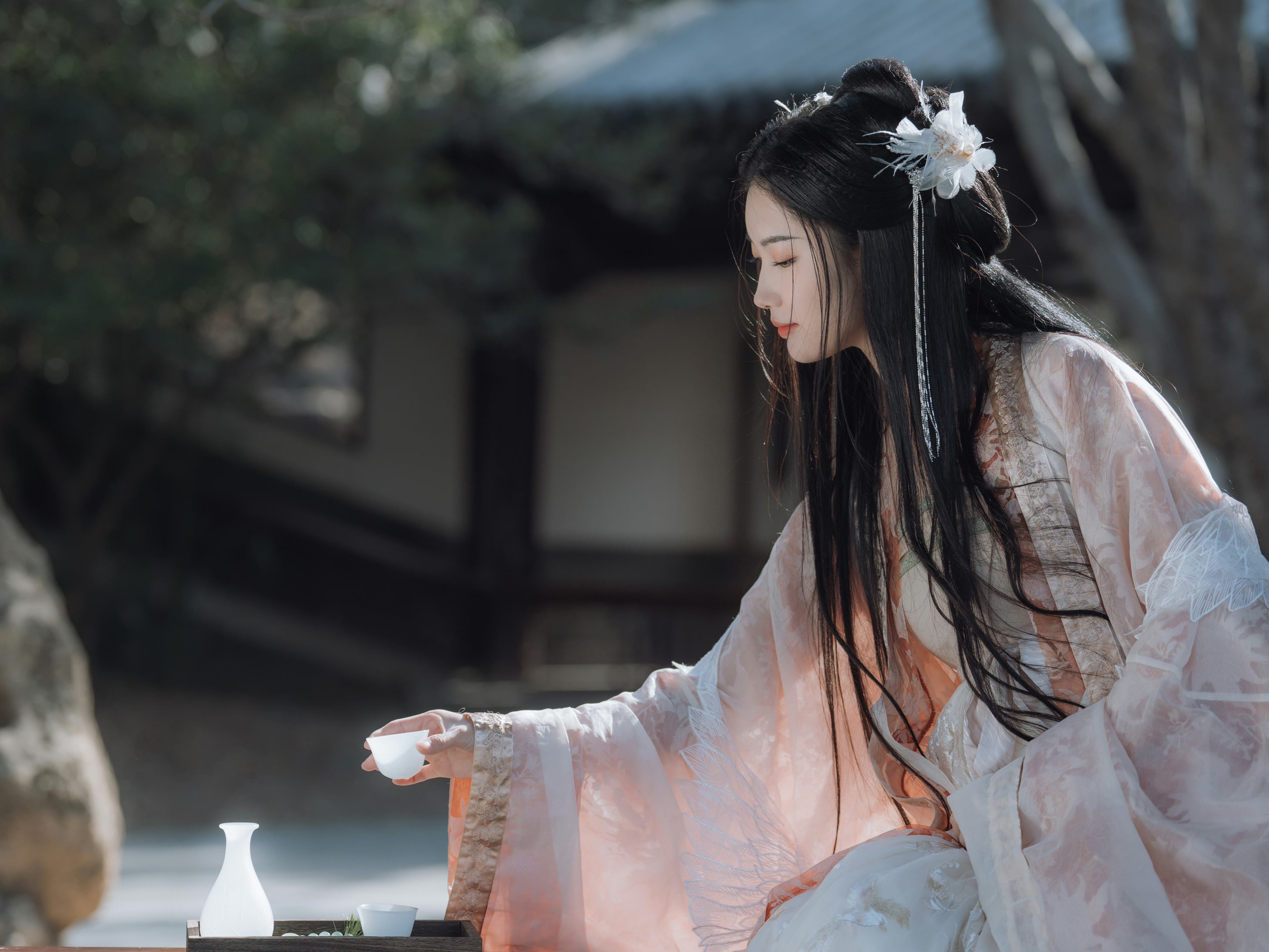 曾经的誓言和执念都化为了离愁 在这个熙熙攘攘的红