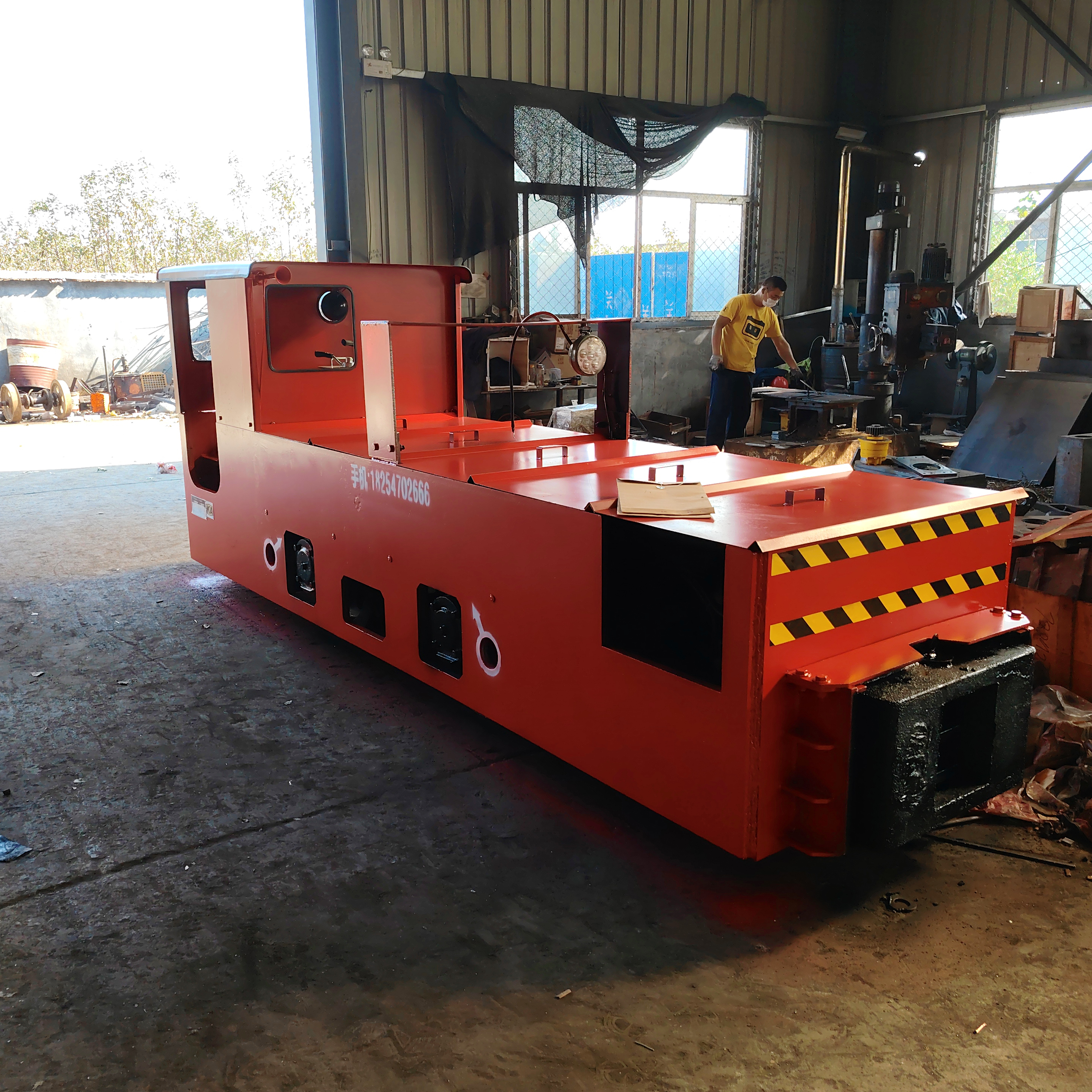 "电机车:驶向未来,驱动梦想78" 驾驭未来,驱动梦想 矿用电机车,高效