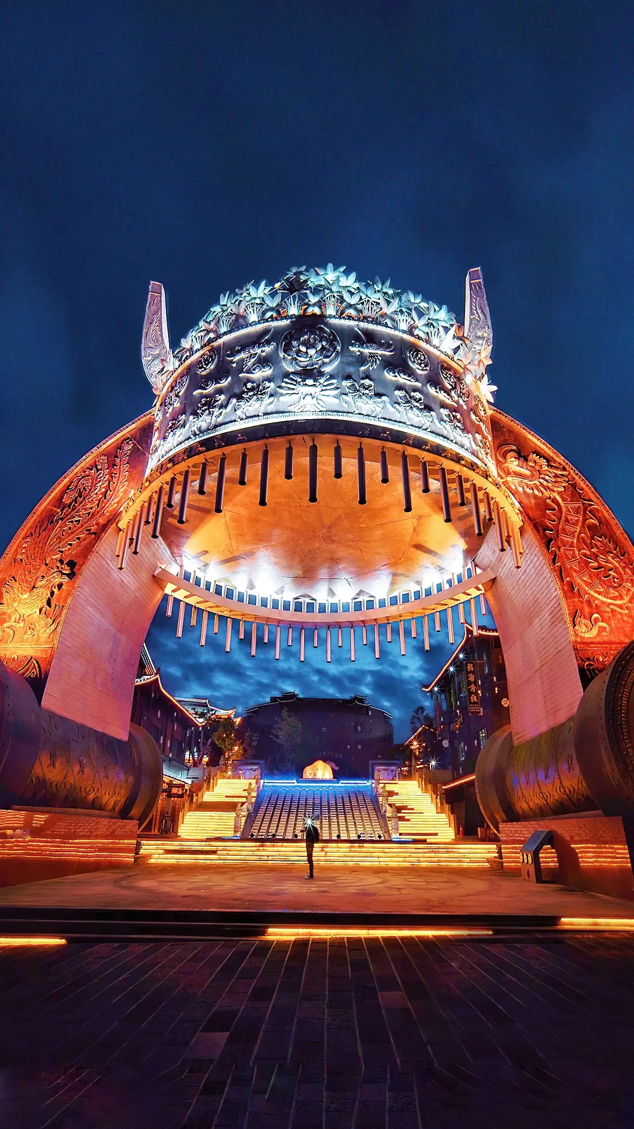 那里景色很美,建筑也很古老.