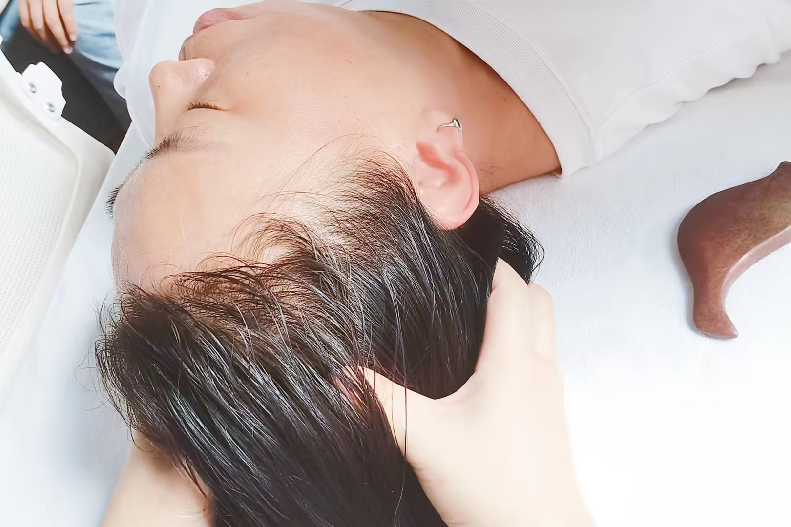 94芳香砭疗是一种结合砭石按摩和芳香疗法的综合疗愈方法,它利用