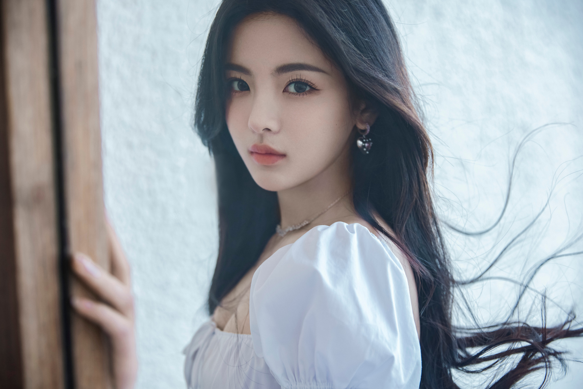 看起来清纯可爱 杨超越的一组美照曝光,她披散一头柔顺长发,身穿小白