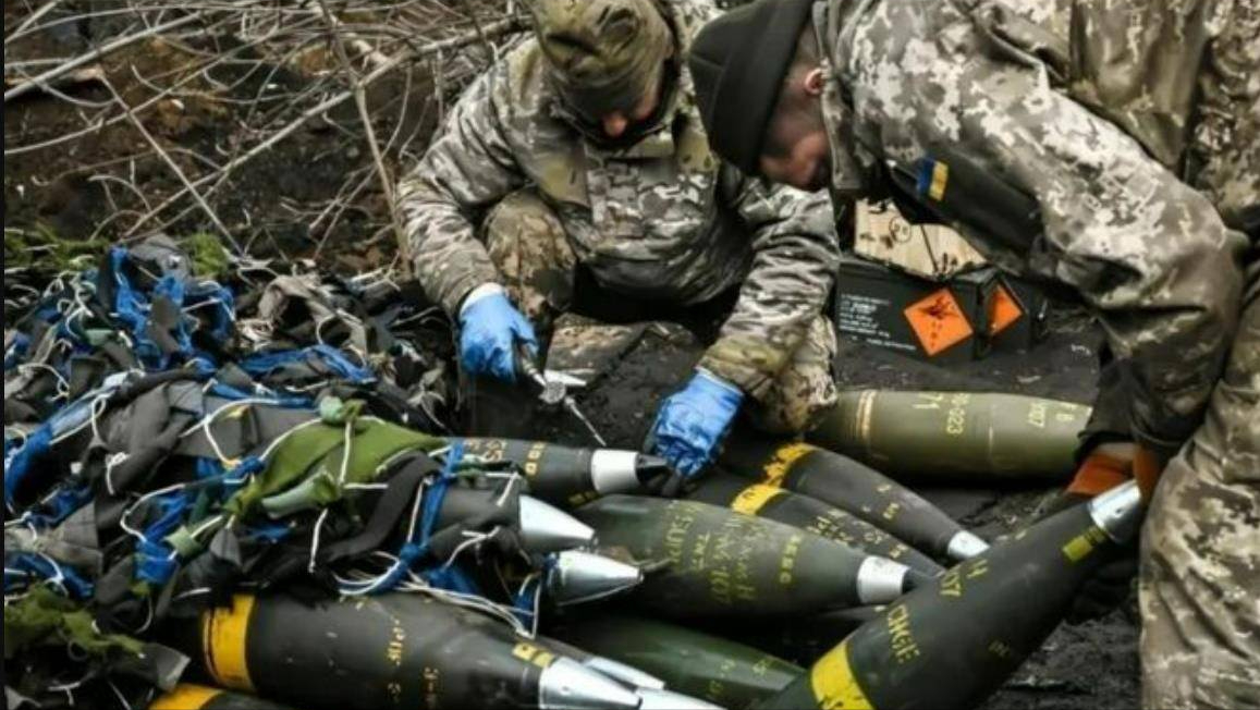 乌克兰公布集束炮弹使用保证 最近乌克兰国防部长列兹尼科夫公布了