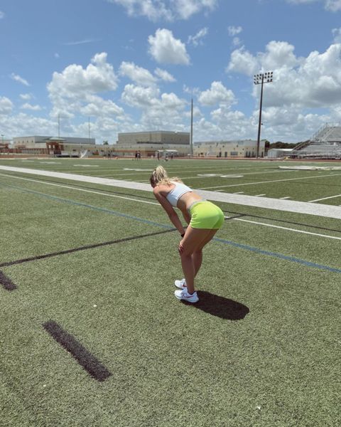 撑杆跳高女神阿丽莎·伊芙琳·纽曼04 阿丽莎·伊芙琳·纽曼是一位