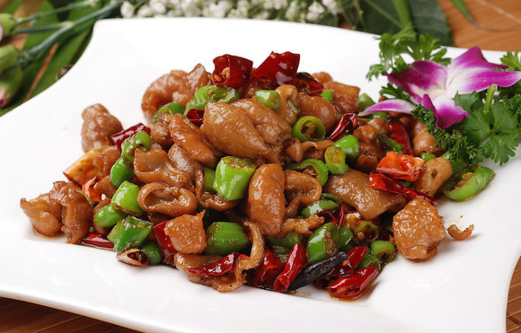 口感香糯的肥肠炒制分享🍲 肥肠炒制: 材料:肥肠,洋葱,指天椒,大葱,