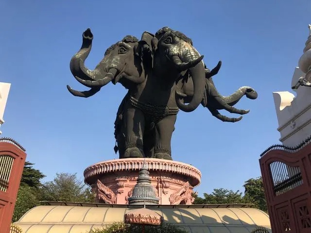 泰国曼谷的"三象神庙"是一座历史悠久的寺庙,也是泰国佛教的重要场所