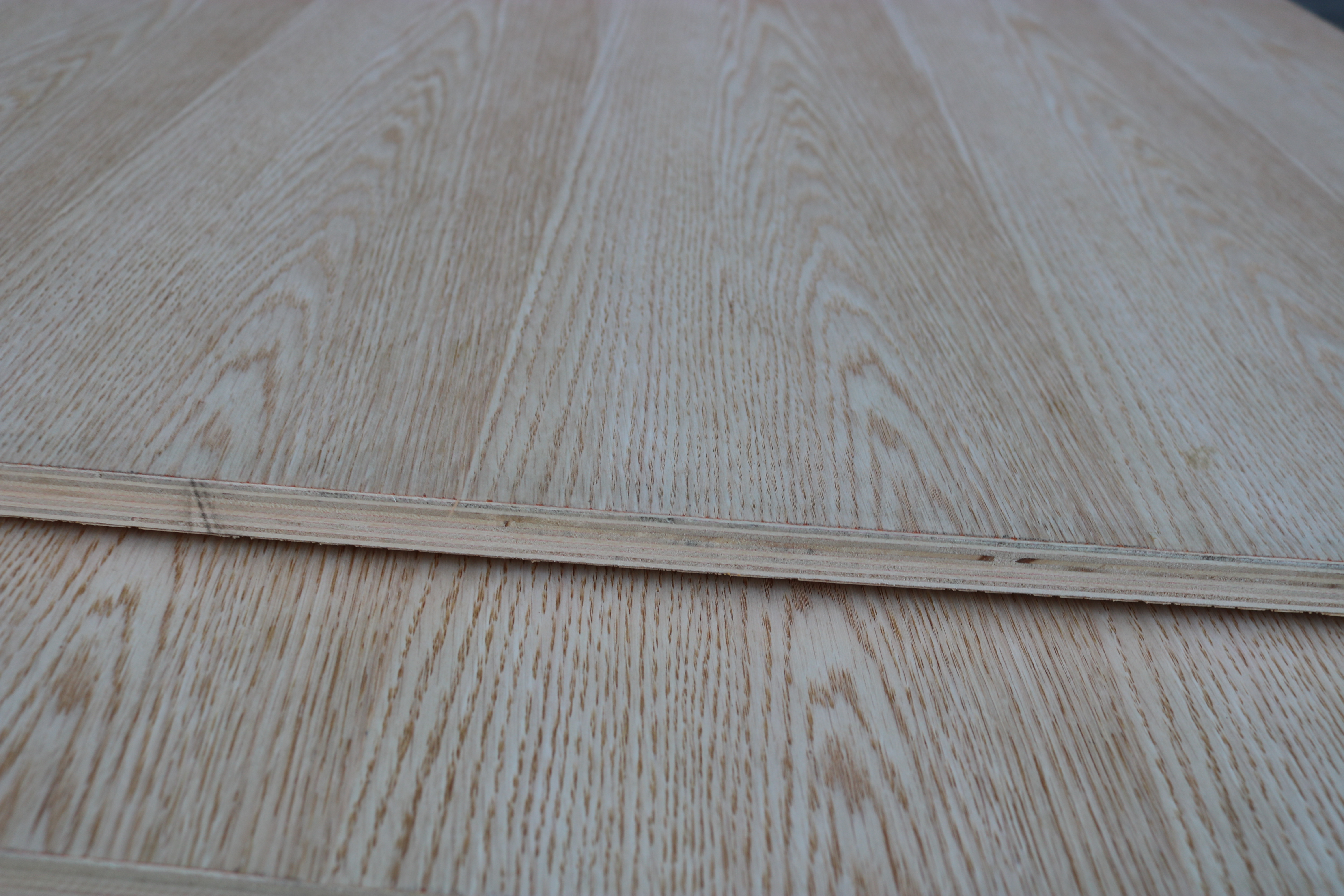 在家居装饰领域,天然材料成为了热门选择,其中天然红橡木饰面板家具板