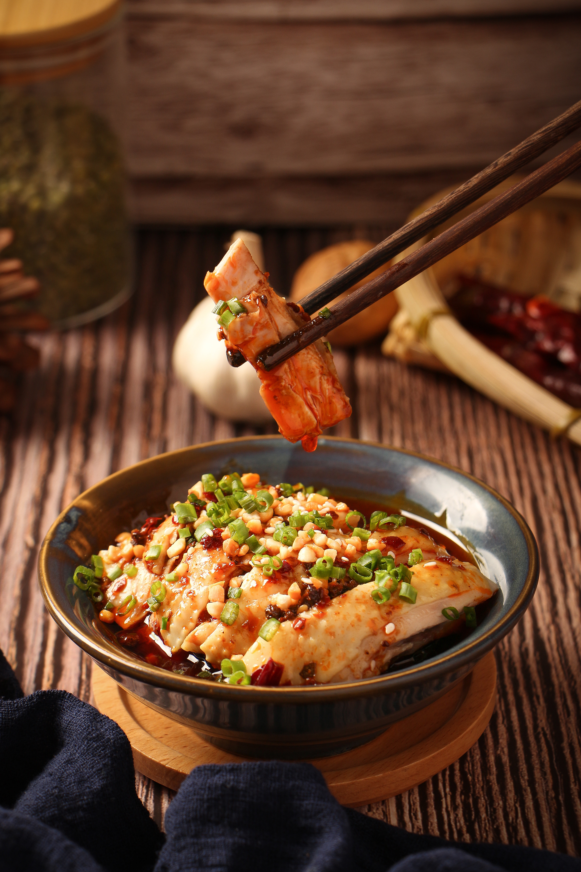 的麻辣滋味美食口水鸡 湖南口味的口水鸡是一道非常有名的特色菜品,它