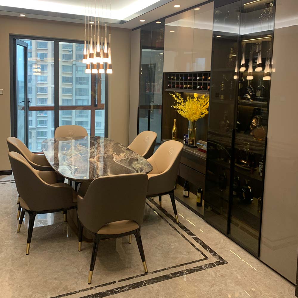 客厅整体背景色采用暖灰色,电视背景墙用白色大理石与黑钛钢相互结合