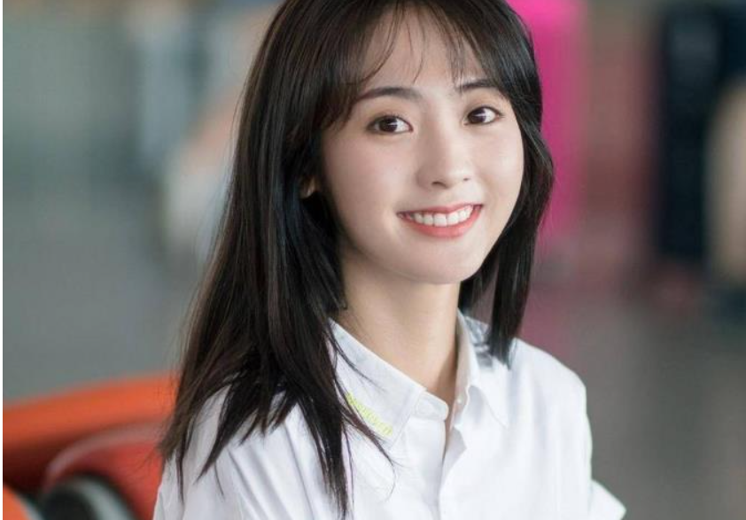 姚安娜片场抽电子烟 姚安娜,这位娱乐圈的明星,最近却透露了一个令人