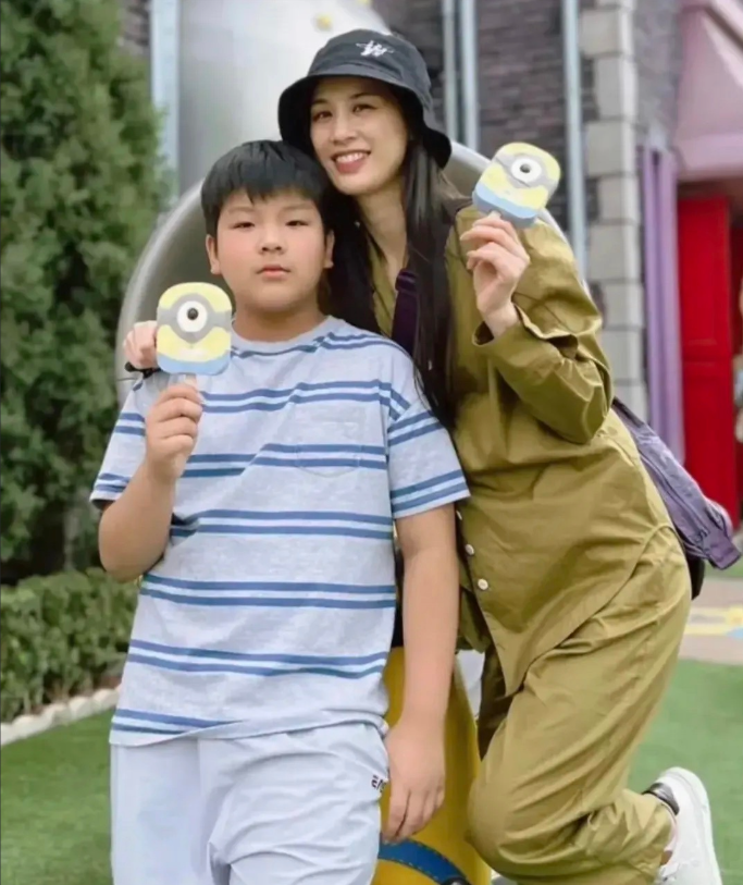 黄圣依疑怀3胎##黄圣晒与小儿子安麟合影#黄圣依晒出一组母子合影她 