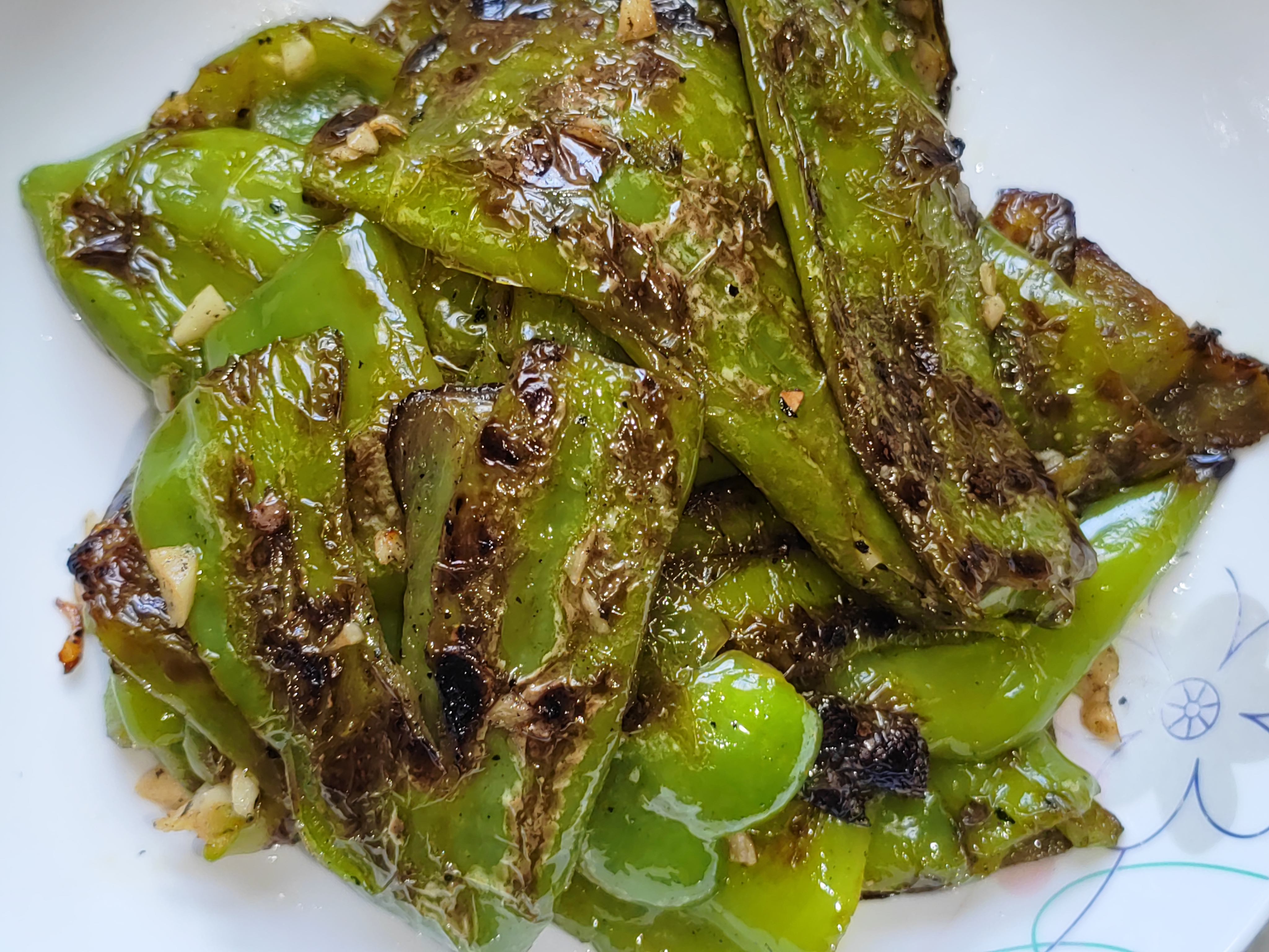 100道家常菜的做法-虎皮青椒 职场穿搭要以干练,精神为主,给人留下