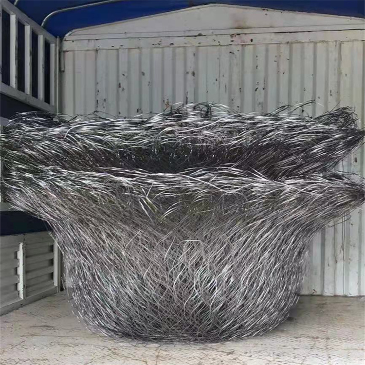 钢丝绳网兜的特性及应用领域简介 钢丝绳网兜具有多种特点,包括耐磨