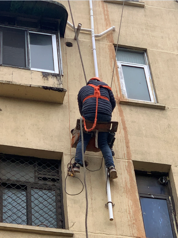 高空换外墙水管图片