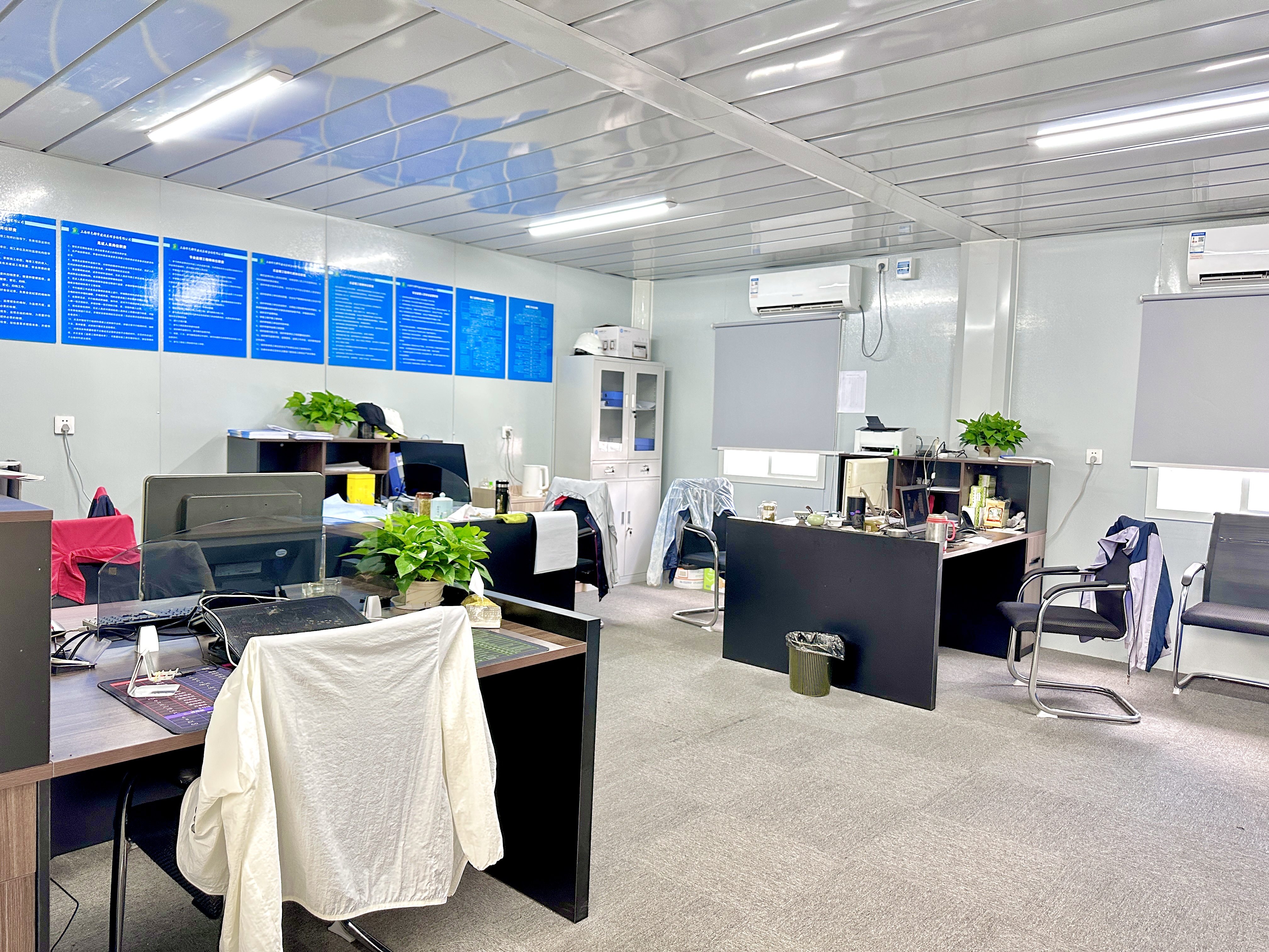 最近,有一位老板定制的移动集装箱房办公室已经投入使用啦~~ 今天带