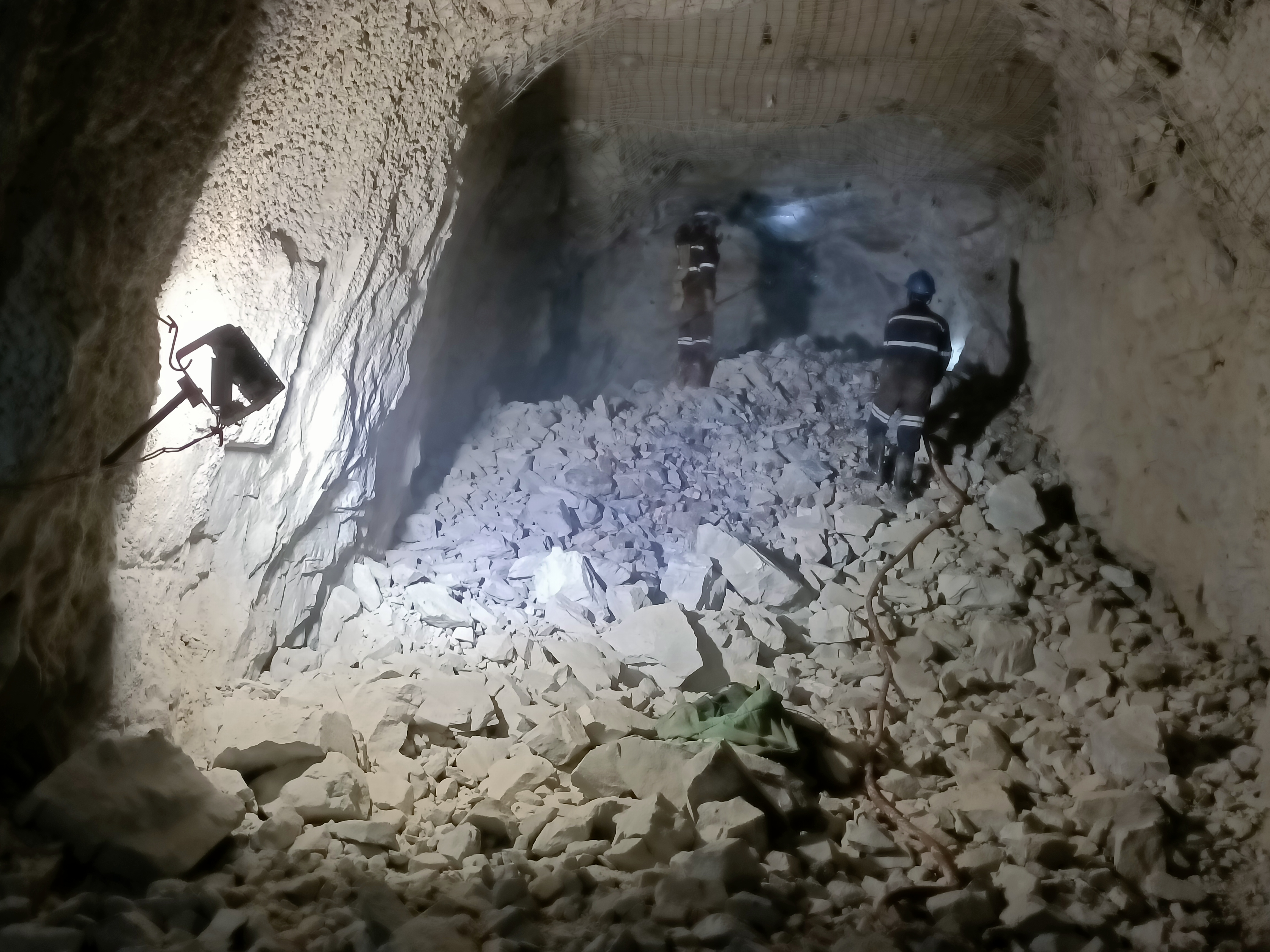 地下采矿井下装药车,成品乳化药可输送70米 装药车是给矿山炮孔装填