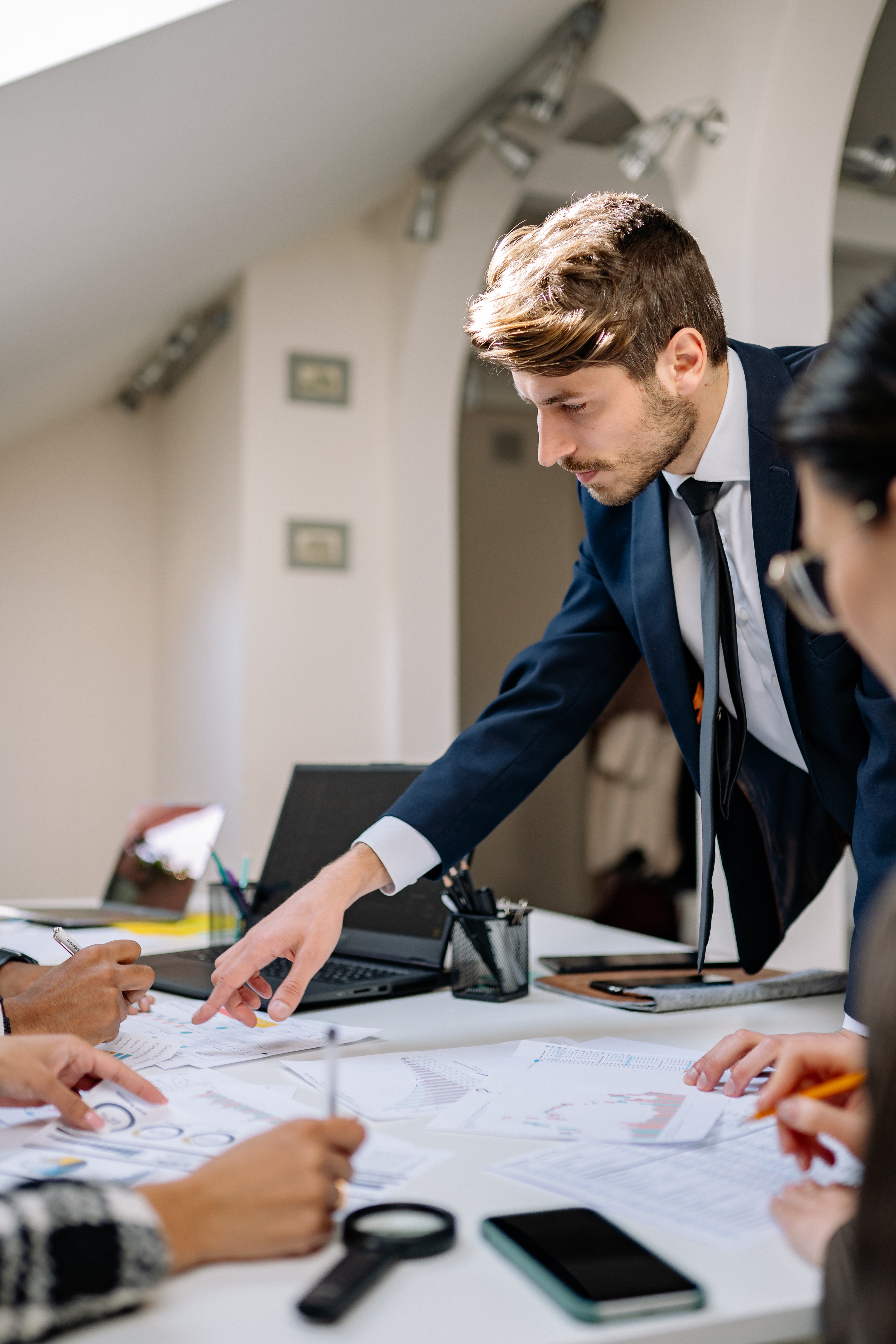 负面影响 办公室上班带来了体面感,有自己的工位和职责,能与同事交流