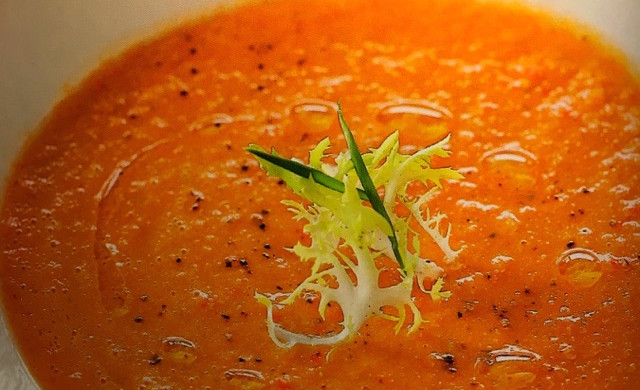 西班牙番茄冷汤 西班牙番茄冷汤(gazpacho)是一道凉爽,酸辣的西班牙