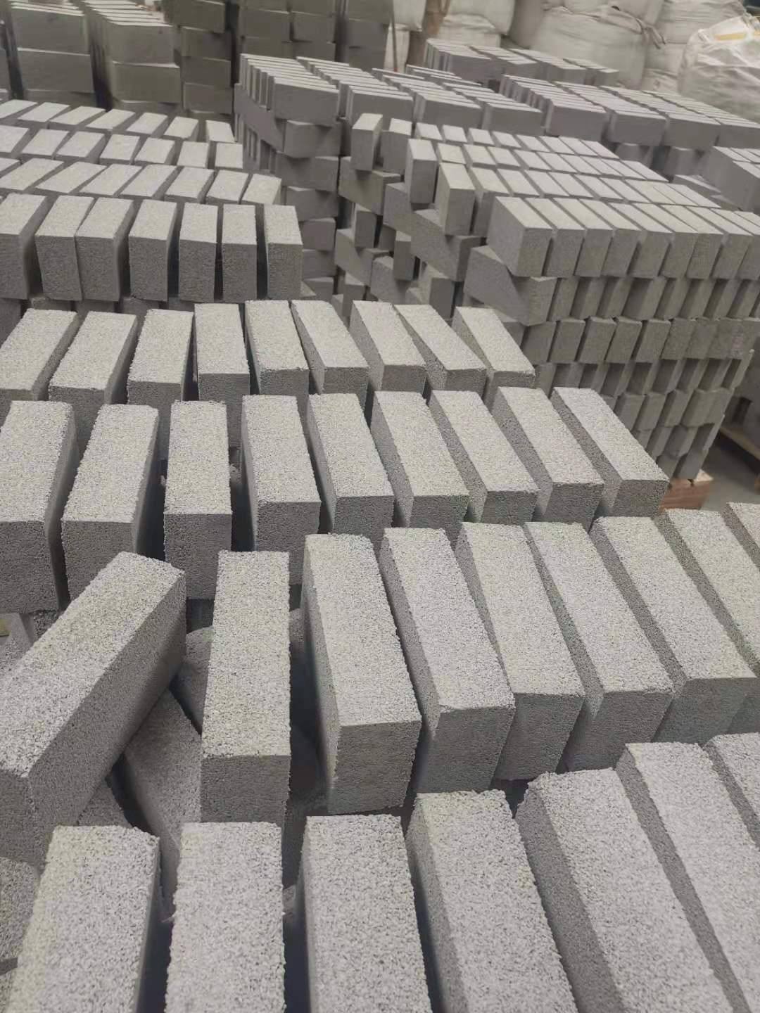 珍珠岩颗粒##膨胀珍珠岩#珍珠岩是一种常见的建筑材料,具有轻质,防火