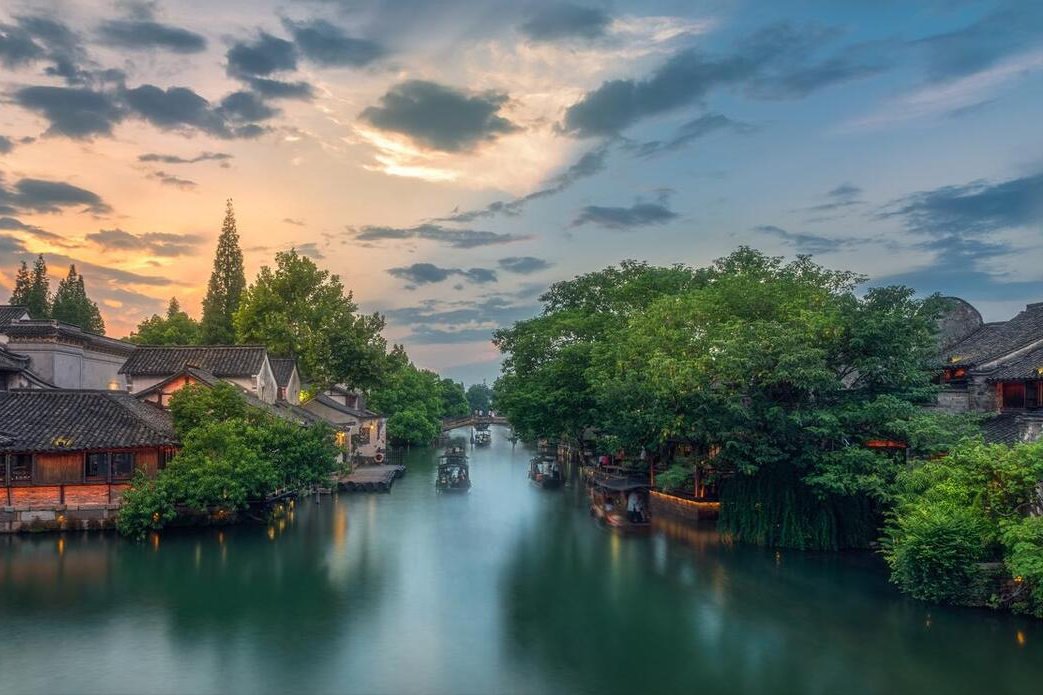 江南古镇中最浪漫的版本【乌镇】 乌镇,一个拥有柔美水景和浓厚岁月