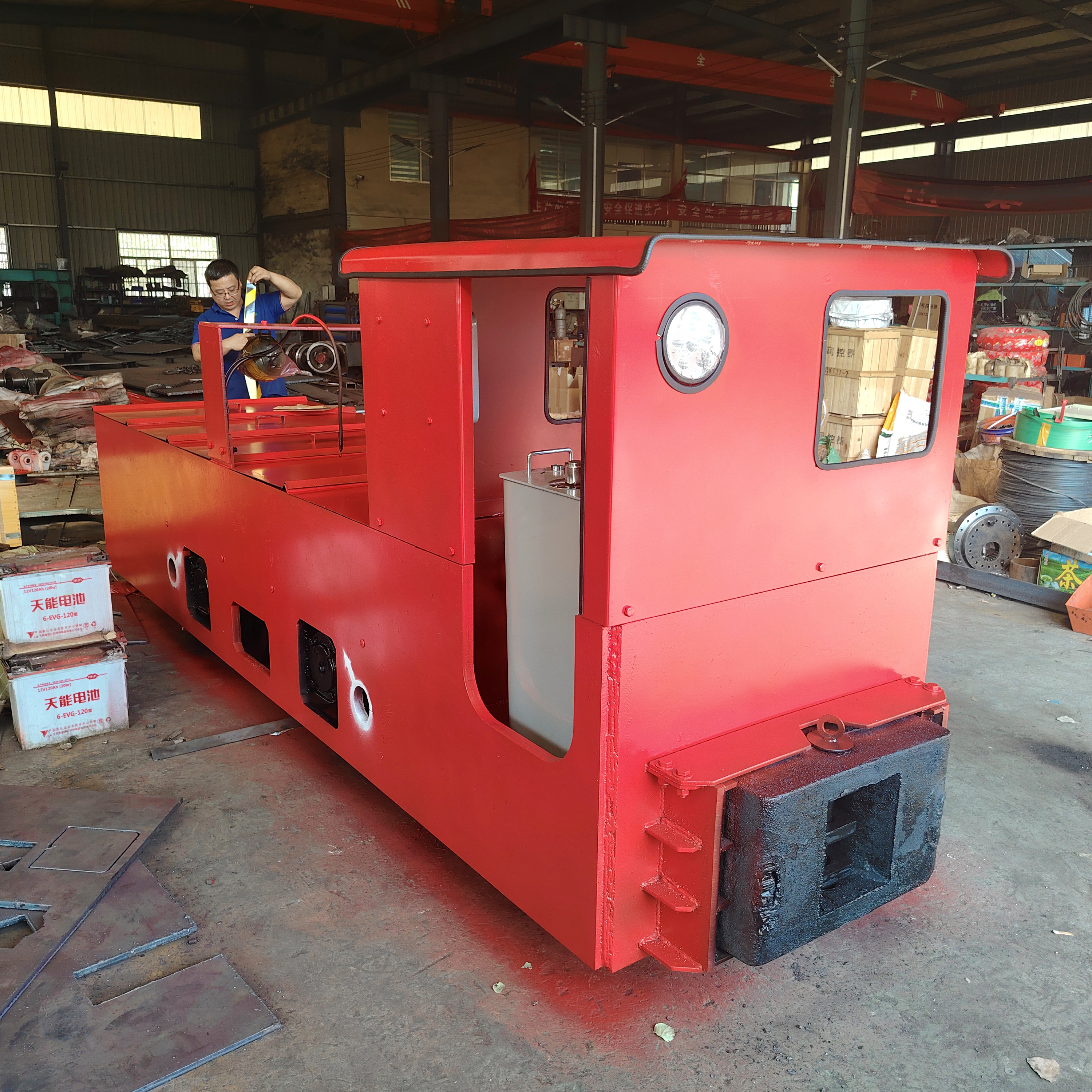 "电机车:驶向未来,驱动梦想78" 驾驭未来,驱动梦想 矿用电机车,高效