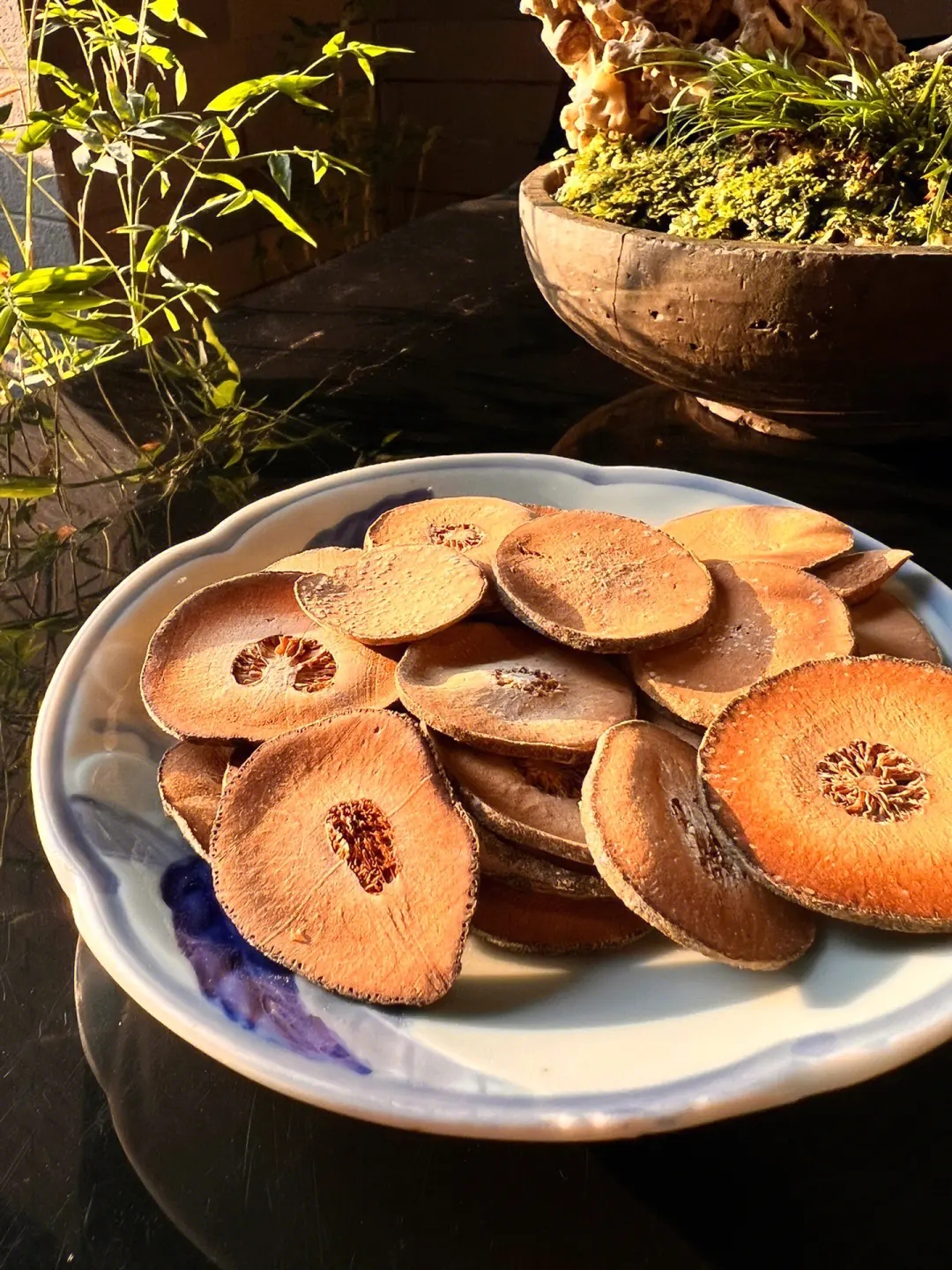 橘红的功效与作用 橘红是一种植物色素,它的主要功效和作用如下: 1.