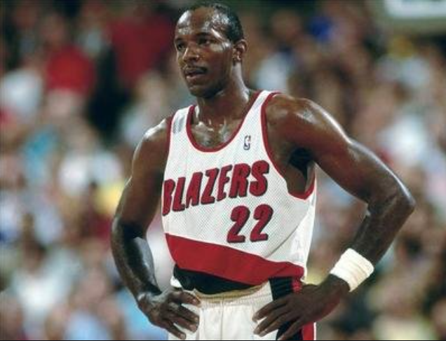 摩西马龙本赛季在76人效力,与巴克利,j博士组成了三巨头.