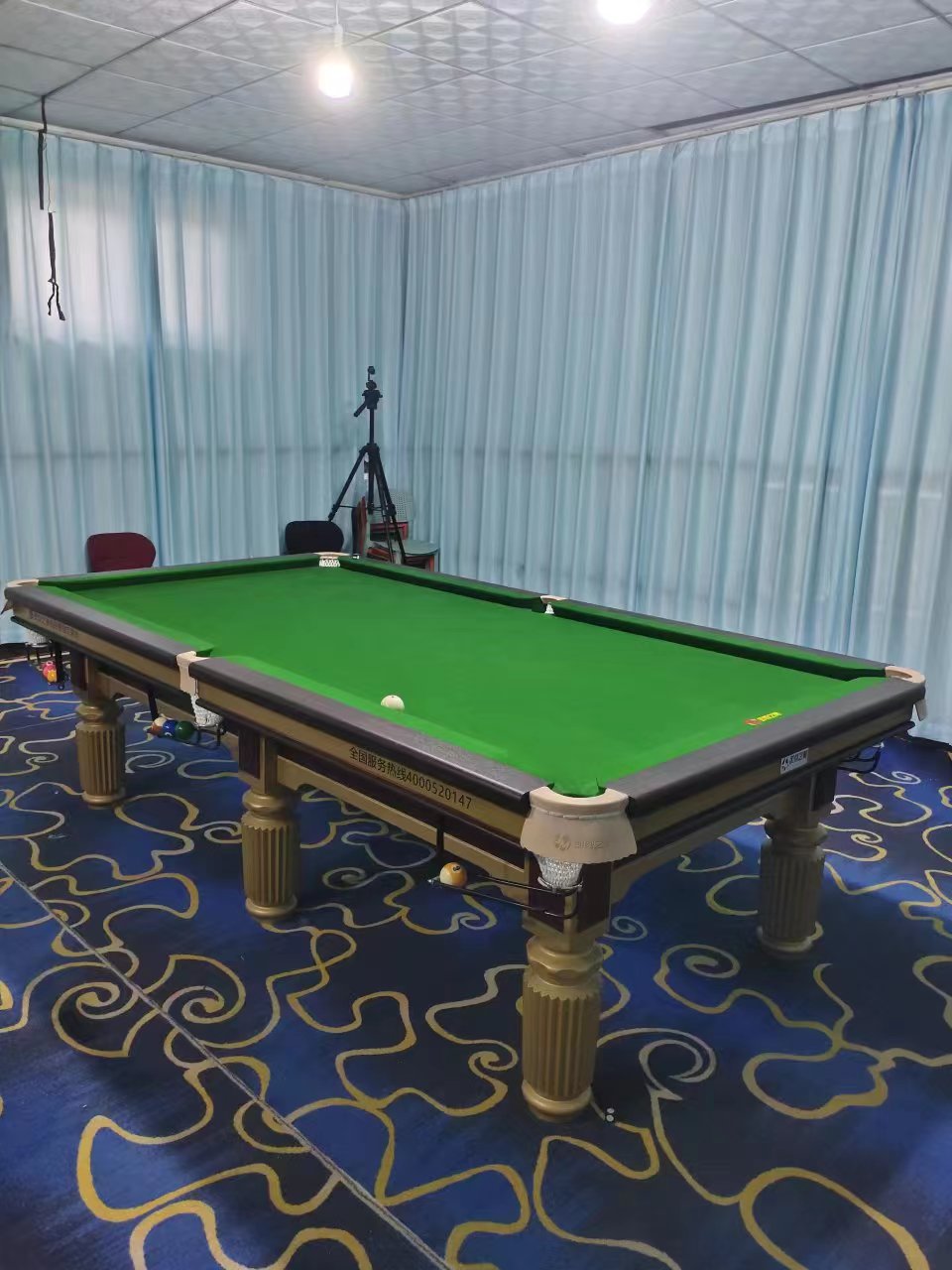 台球桌的种类和材质  台球桌种类 常见的台球桌有美式台球桌,英式