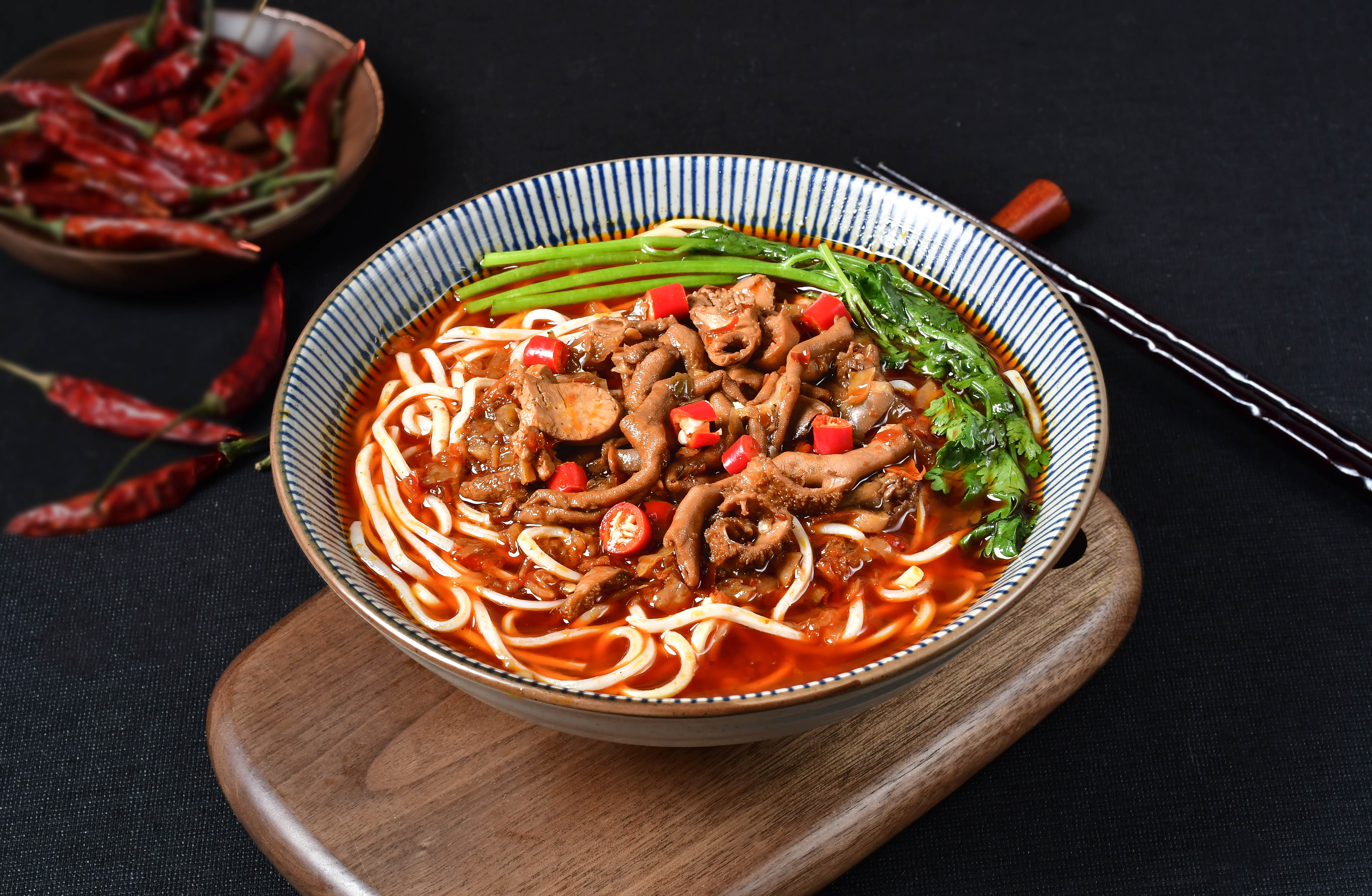 开粉面店怎么能少的了红烧牛肉面,成品面浇头更方便 那你一定要试试这