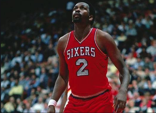 摩西马龙本赛季在76人效力,与巴克利,j博士组成了三巨头.