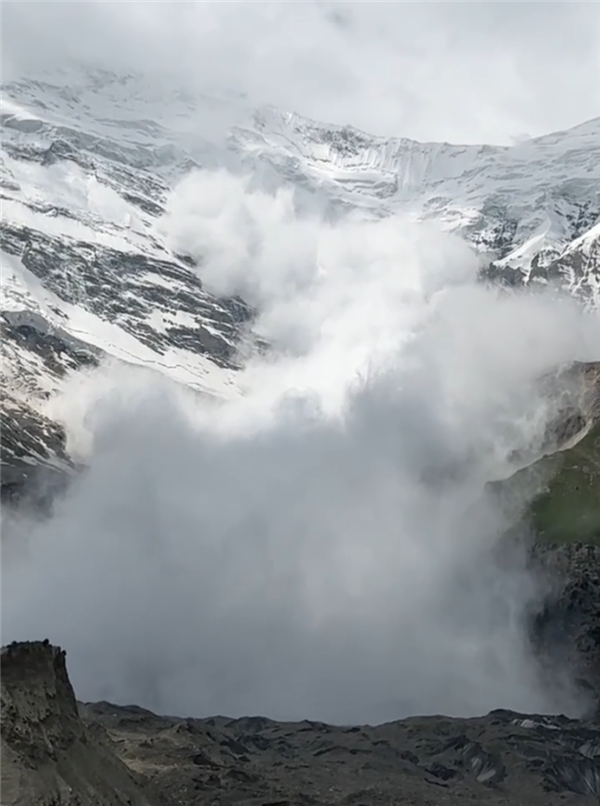 新疆克州冰川公园雪崩事件视频曝光 近日,新疆克州冰川公园观景台附近