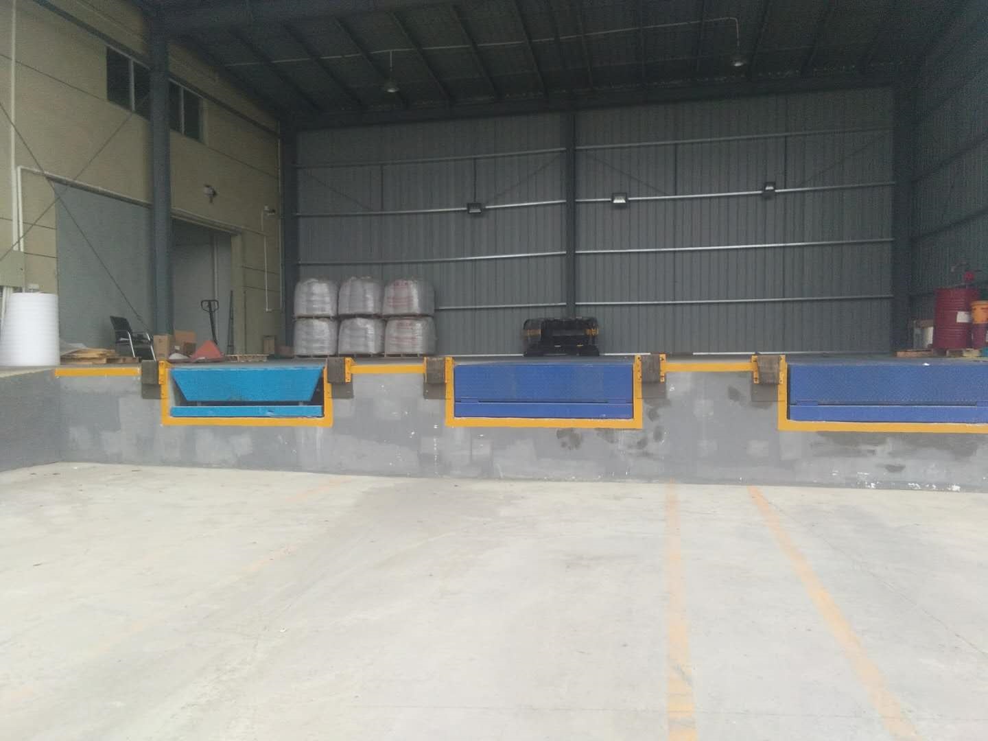 适合物流仓库码头安装的液压升降装卸平台是一种专门设计用于物流仓库