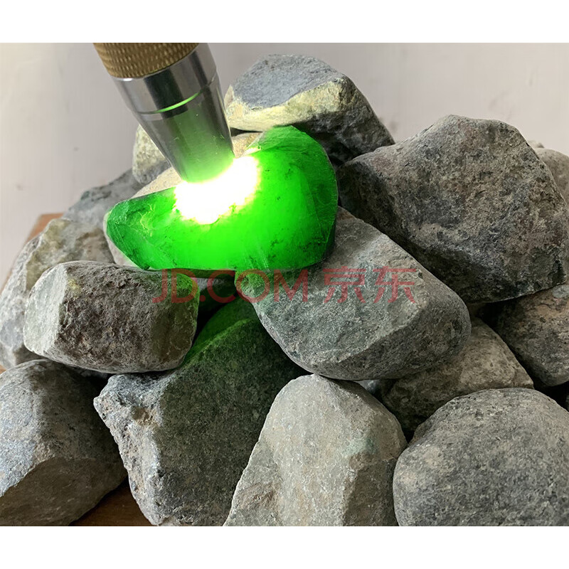 缅甸翡翠产地及争议探究 96 缅甸翡翠自古以来便是珠宝业的瑰宝之一