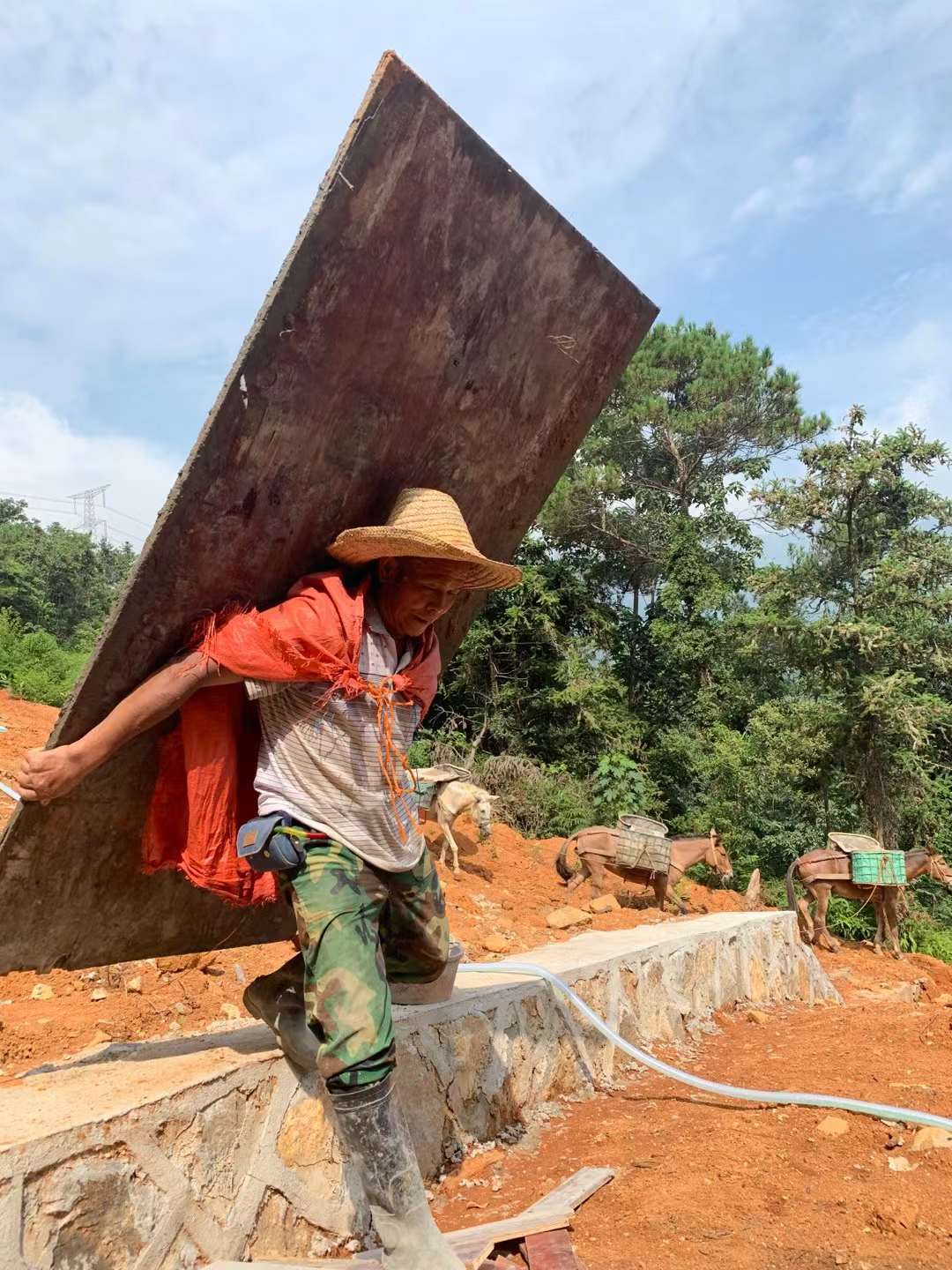 《且介亭杂文》里有一段话,说:"我们从古以来,就有埋头苦干的人,有