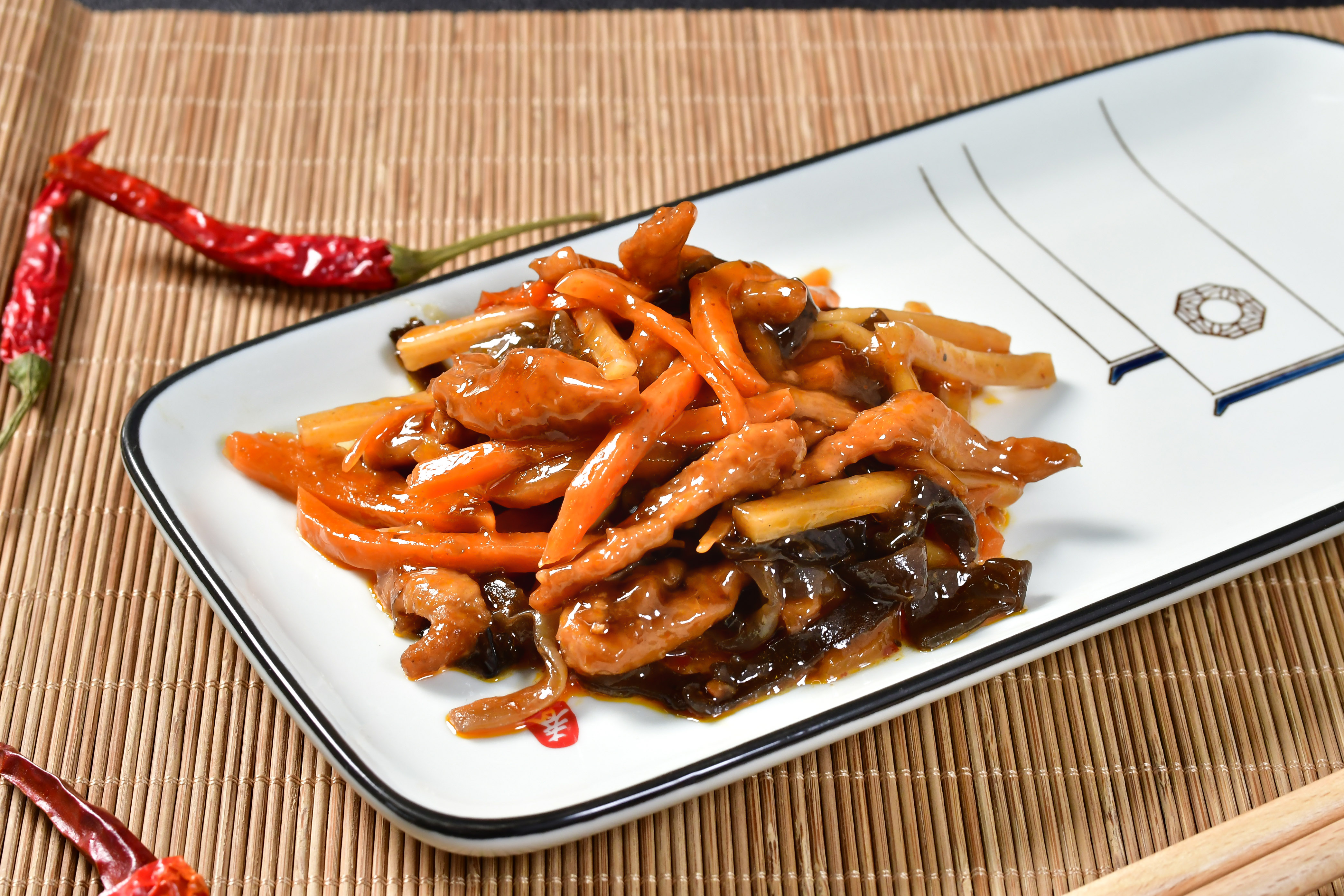 " 96饭菜 四川特色名菜 鱼香肉丝选料精细,成菜色泽红润,富鱼香味