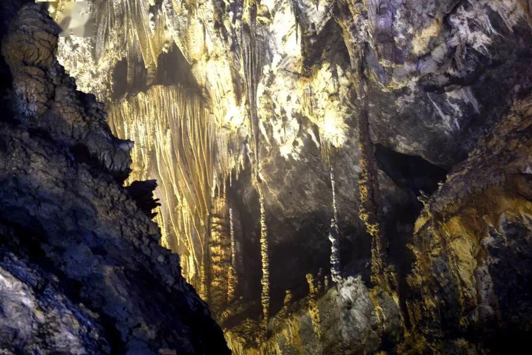 小孩把景区钟乳石敲断带走 5月27日,贵州安顺.