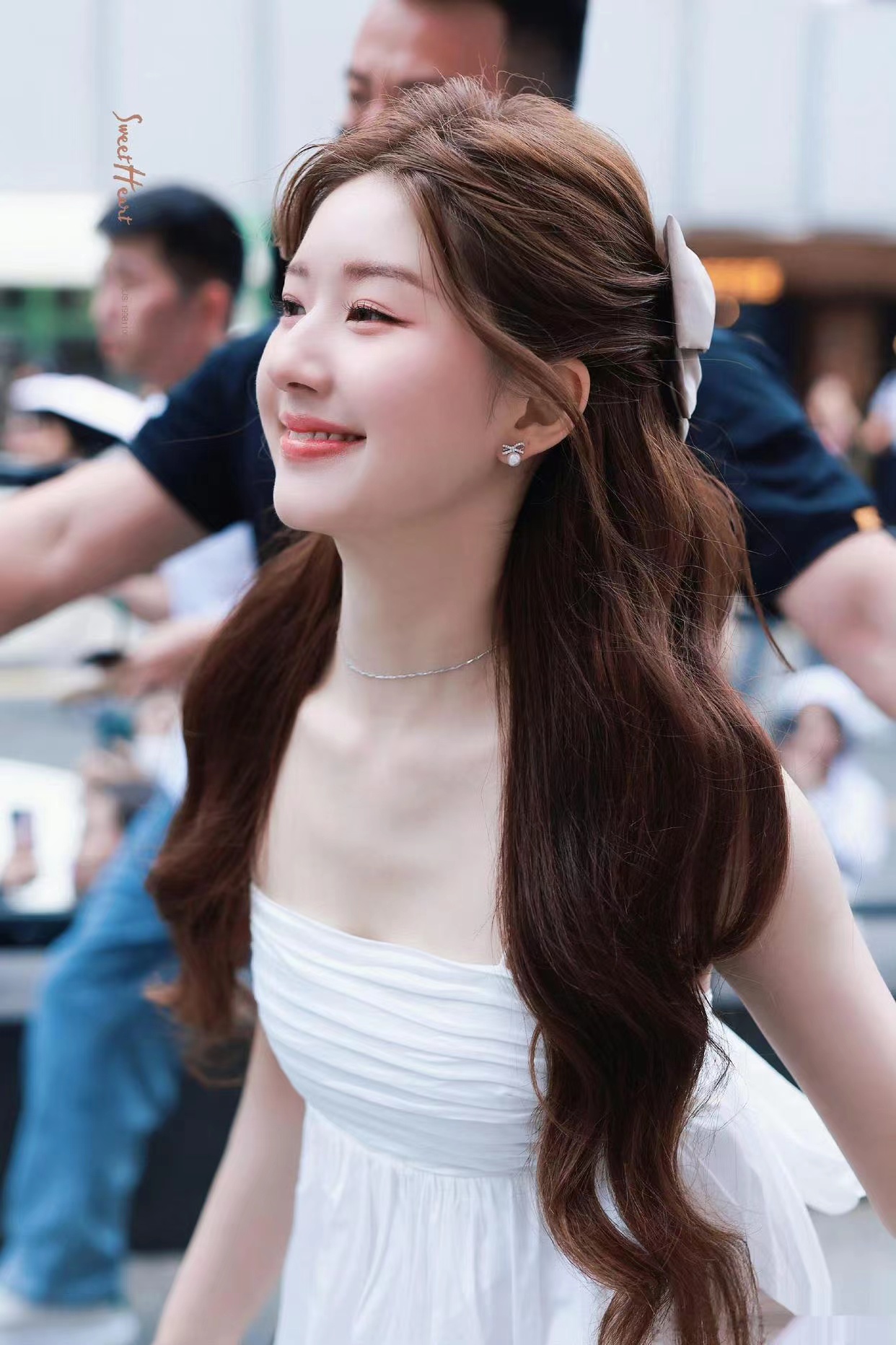 赵露思你好星期六最新饭拍,白色吊带裙造型夏日氛围感十足,太甜啦!