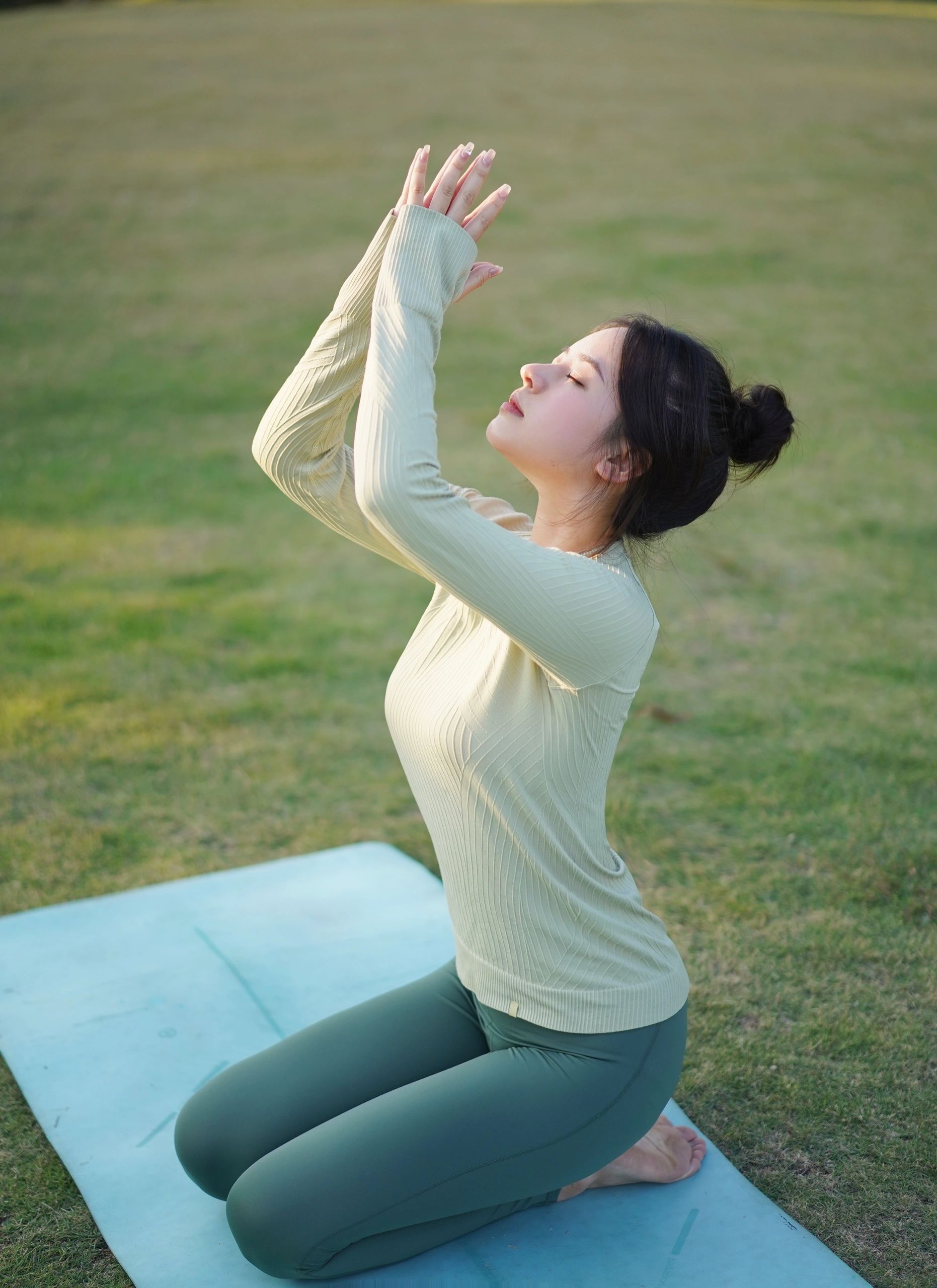 瑜伽的好处包括:  改善呼吸.