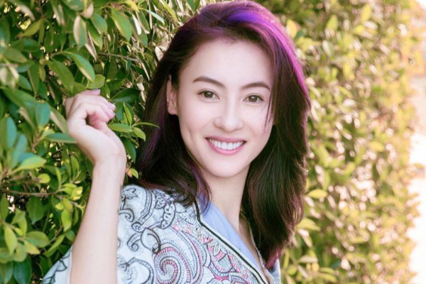 从我小时候张柏芝就美到我发癫,我都是满脸疲惫的社畜了她还是美成