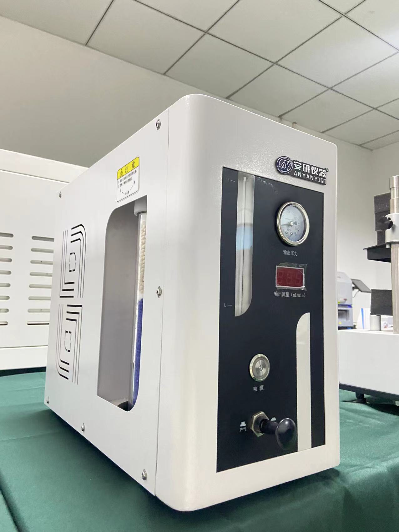 小流量小体积高纯度氮气发生器 产气稳定,氮气纯度高,可达到99.999%.