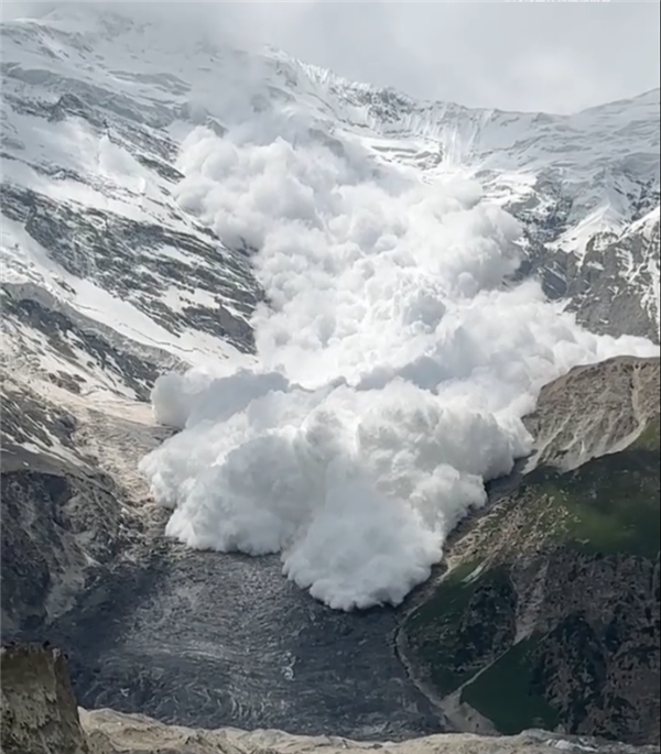 新疆克州冰川公园雪崩事件视频曝光 近日,新疆克州冰川公园观景台附近