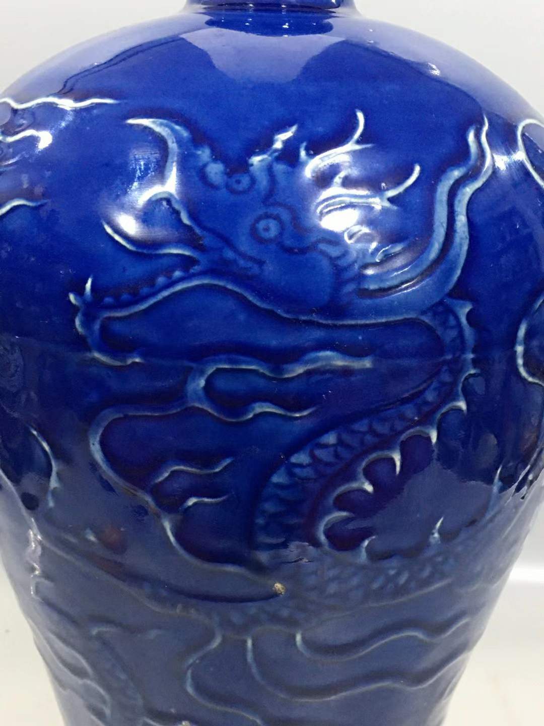 霁蓝釉留白龙纹梅瓶【旧藏】 霁蓝釉留白龙纹梅瓶是中国传统工艺品中