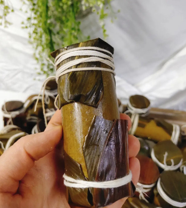 云南少数民族的特色小吃——竹筒粽子.