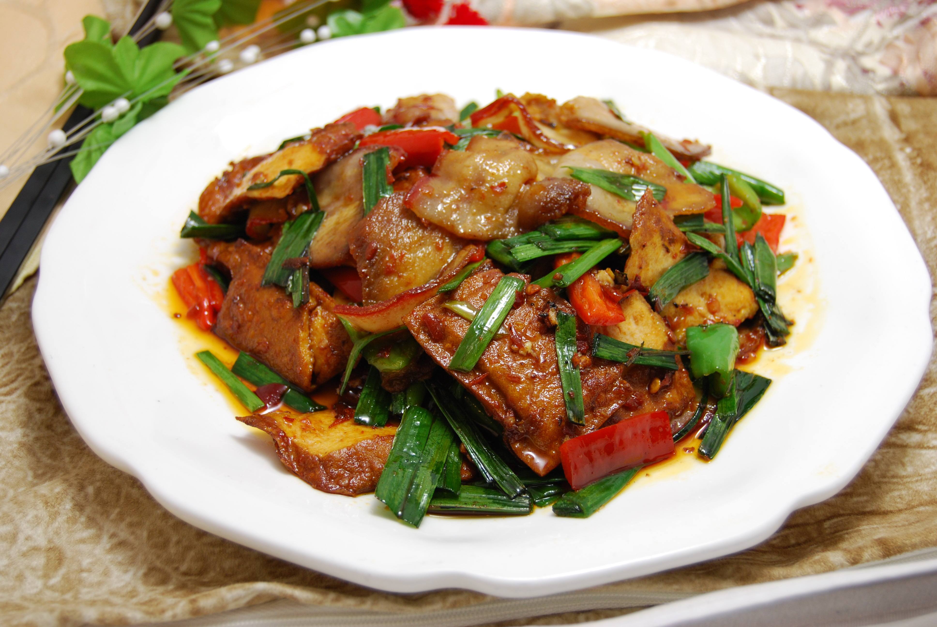 回锅肉食谱及材料 以下是一个回锅肉食谱:  94名称:回锅肉  92